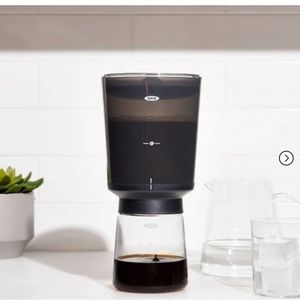 Compact cold brew coffee maker